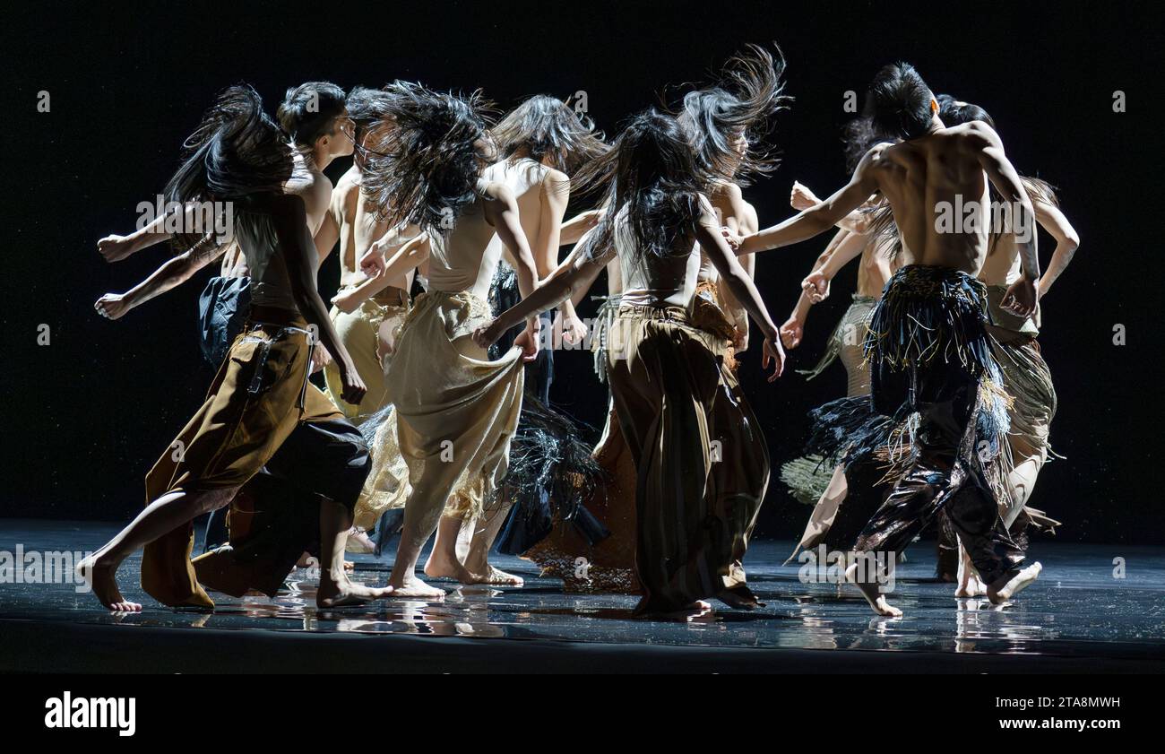 London, UK. 29th Nov, 2023. Cloud Gate Dance Theatre of Taiwan presents Lunar Halo at Sadlers Wells from 30 Nov - 2 Dec 2023. Cloud Gate Artistic Director CHENG Tsung-lung first observed a lunar halo - a sparkling ring around the moon - in the sky over Iceland, said to predict an impending storm and, on a deeper level, forebodes a time of considerable change. Working with the Icelandic band Sigur Rós, CHENG explores the changes shaping our world, particularly our increasing reliance on communicating through new technology. Credit: Malcolm Park/Alamy Live News Stock Photo