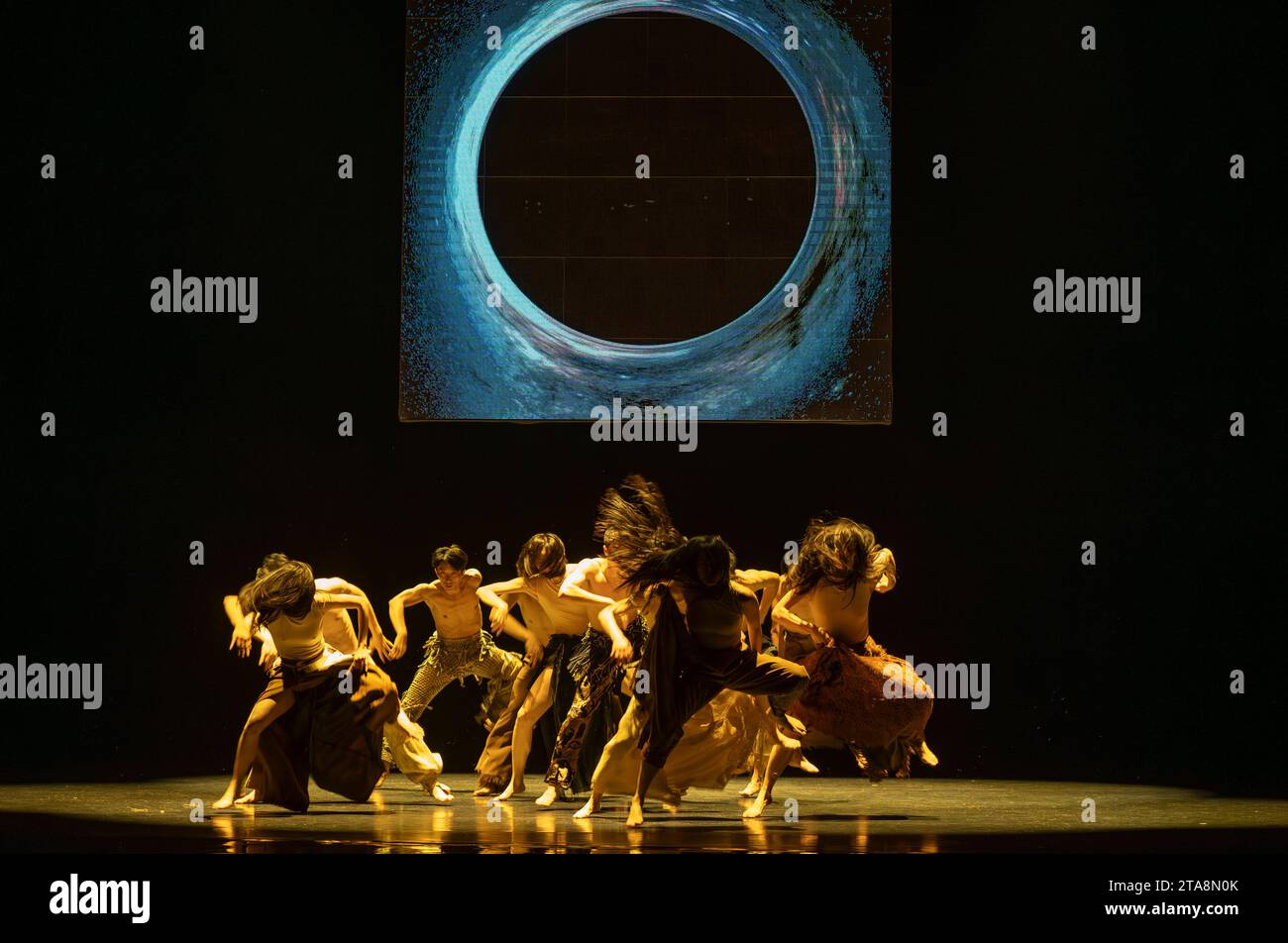 London, UK. 29th Nov, 2023. Cloud Gate Dance Theatre of Taiwan presents Lunar Halo at Sadlers Wells from 30 Nov - 2 Dec 2023. Cloud Gate Artistic Director CHENG Tsung-lung first observed a lunar halo - a sparkling ring around the moon - in the sky over Iceland, said to predict an impending storm and, on a deeper level, forebodes a time of considerable change. Working with the Icelandic band Sigur Rós, CHENG explores the changes shaping our world, particularly our increasing reliance on communicating through new technology. Credit: Malcolm Park/Alamy Live News Stock Photo