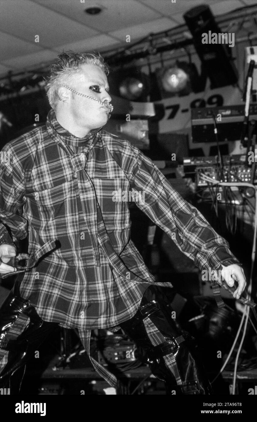 KEITH FLINT, PRODIGY, LIVE, 1995: Keith Flint (1969-2019) of the British techno band Prodigy playing at BBC Sound City at the New Trinity Centre in Bristol, England, UK on 21 April 1995. The band were promoting the release of the single 'Poison' – the fourth and last track released from their iconic second album 'Music for the Jilted Generation. They started playing the track that would turn into smash hit 'Firestarter' on dates this summer and this is when the band's dancer Keith started singing. Photo: Rob Watkins Stock Photo
