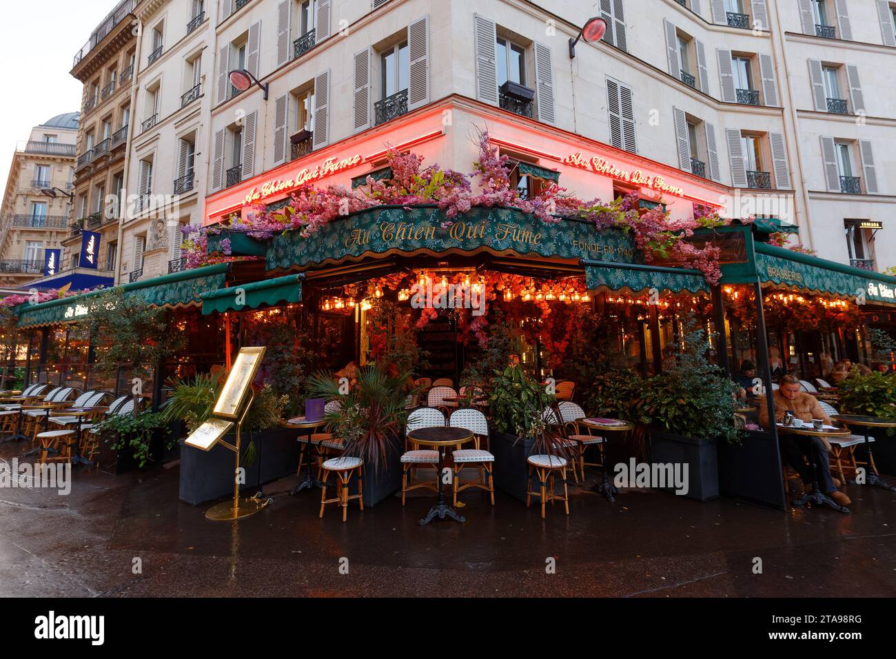 The cafe Au chien qui fume has 275 years of story, it located in Les