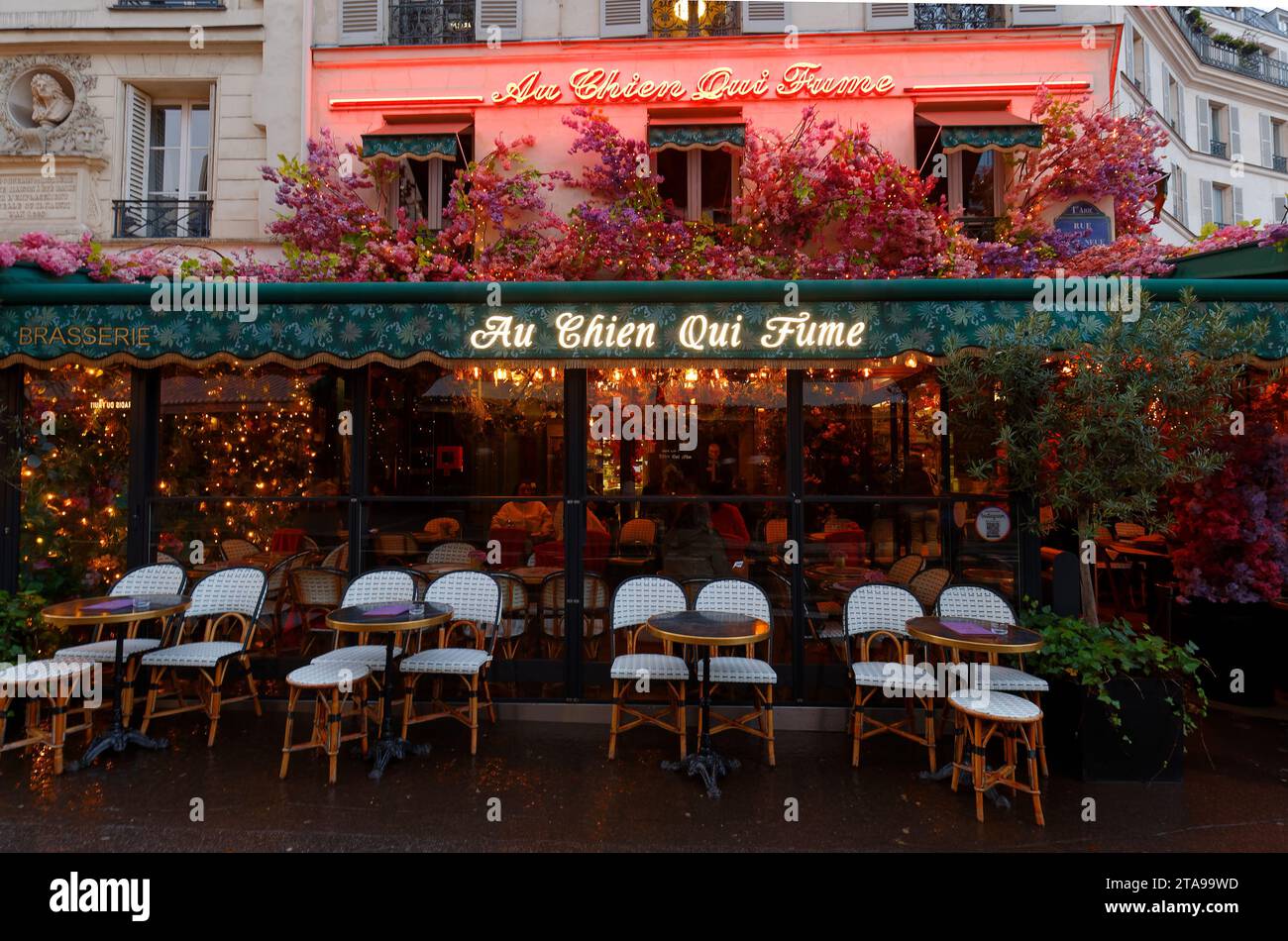 The cafe Au chien qui fume has 275 years of story, it located in Les