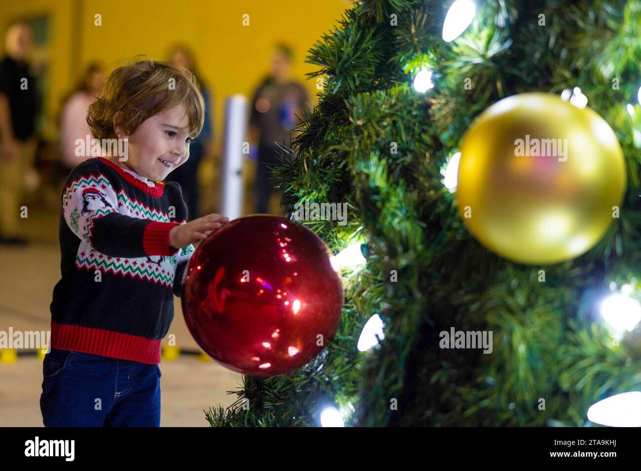 Yuma, Arizona, USA. 17th Nov, 2023. A child touches an ornament on the