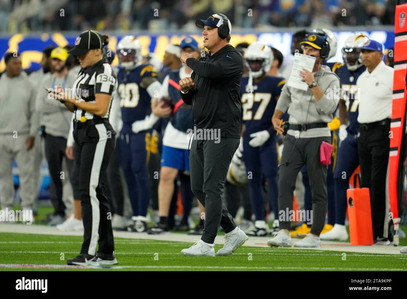 Los Angeles Chargers outside linebackers coach Giff Smith, center