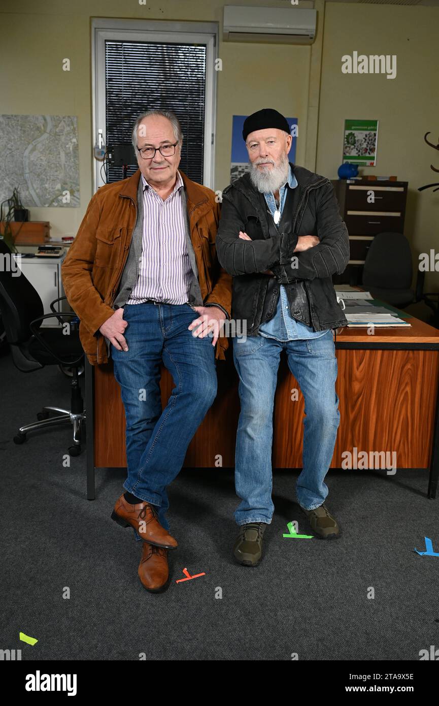 Schauspieler Hartmut Volle und Bill Mockridge, l r, posieren am Set der