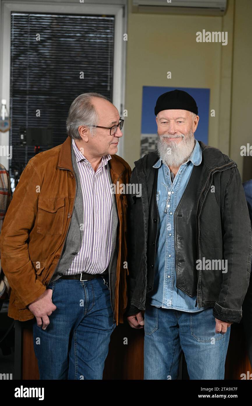 Schauspieler Hartmut Volle und Bill Mockridge, l r, posieren am Set der