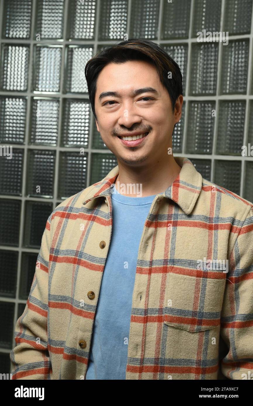 Schauspieler Aaron Lee posiert am Set der ARD Serie Rentnercops