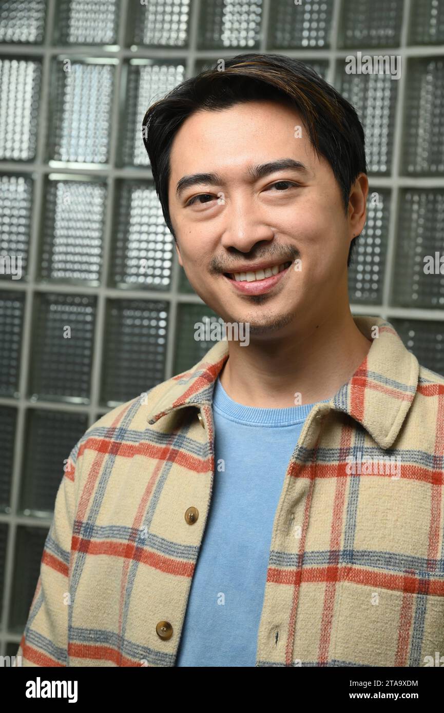 Schauspieler Aaron Lee posiert am Set der ARD Serie Rentnercops