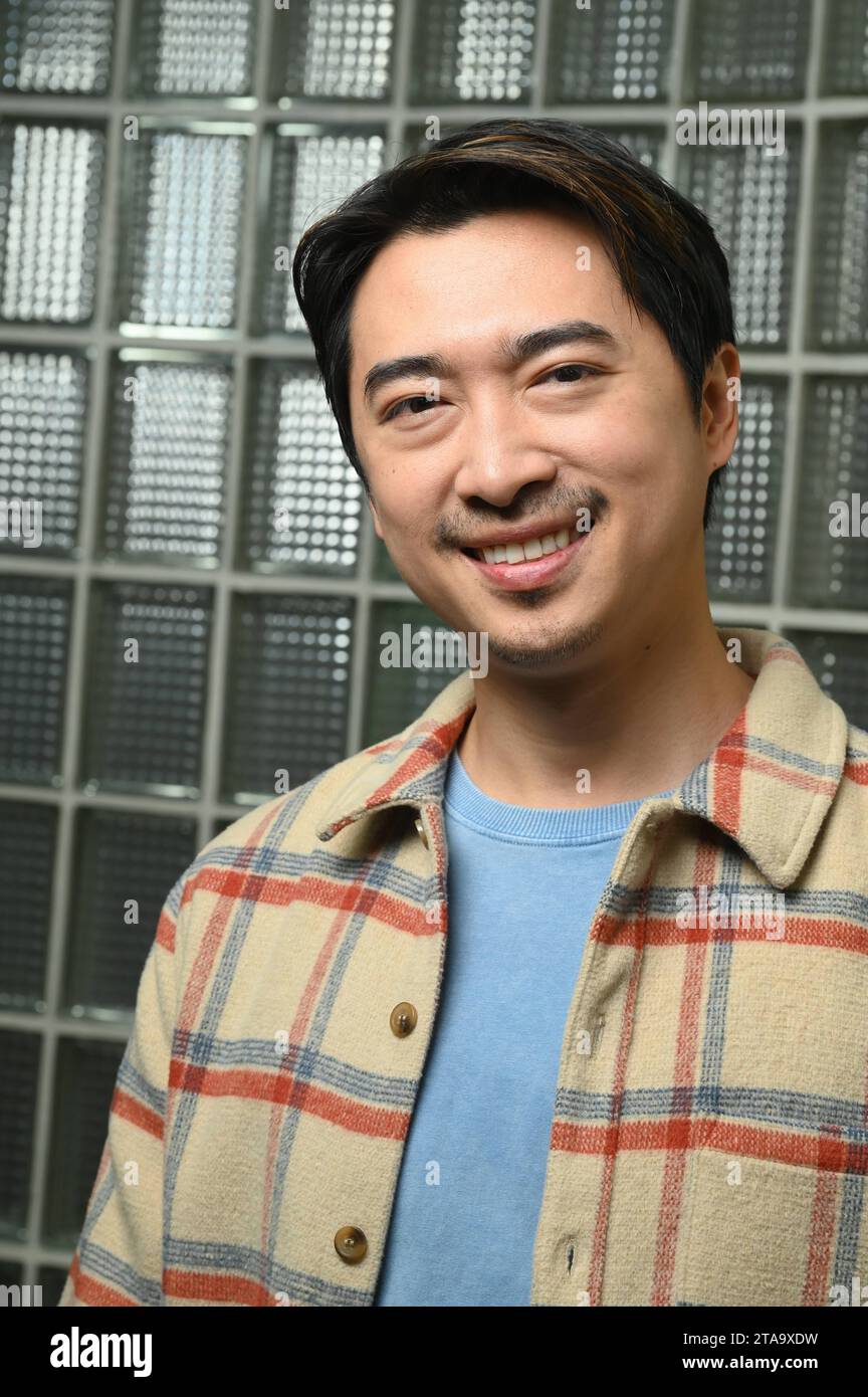 Schauspieler Aaron Lee posiert am Set der ARD Serie Rentnercops