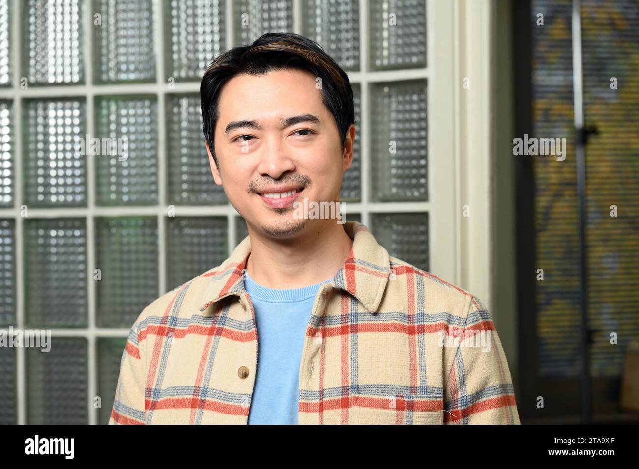 Schauspieler Aaron Lee posiert am Set der ARD Serie Rentnercops