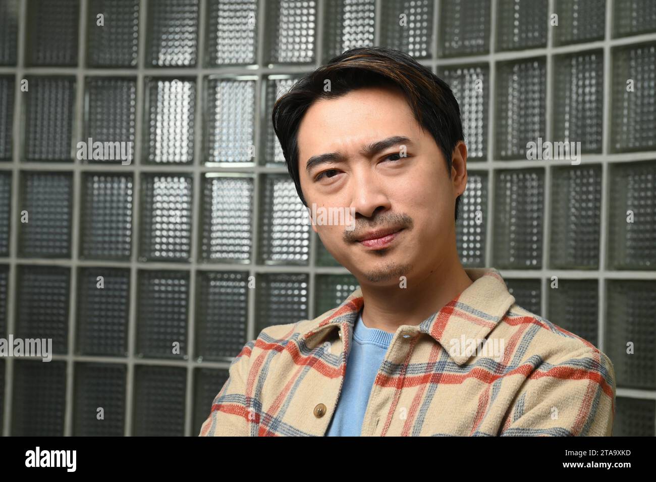 Schauspieler Aaron Lee posiert am Set der ARD Serie Rentnercops