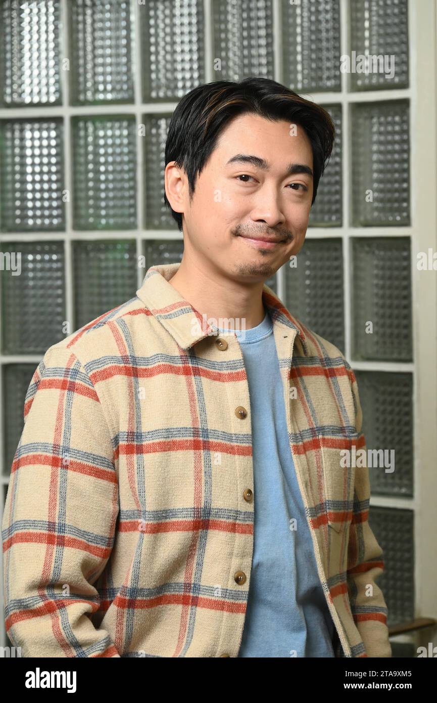 Schauspieler Aaron Lee posiert am Set der ARD Serie Rentnercops