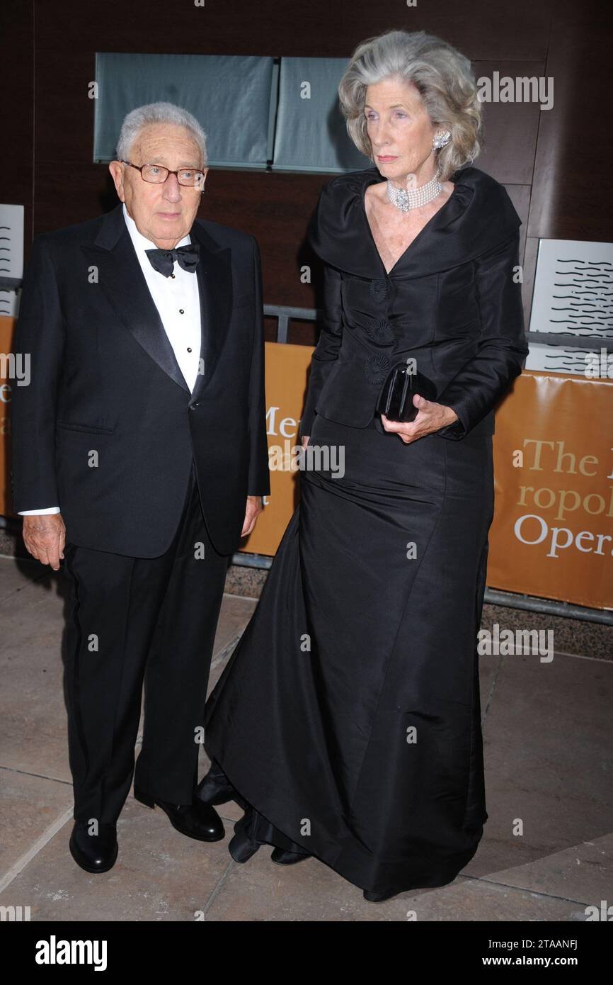 Manhattan, United States Of America. 21st Sep, 2009. NEW YORK - SEPTEMBER 21: Henry Kissinger with Nancy Kissinger (wife) attends the Metropolitan Opera 2009-10 season opening with a performance of 'Tosca' at Lincoln Center for the Performing Arts on September 21, 2009 in New York City People: Henry Kissinger Credit: Storms Media Group/Alamy Live News Stock Photo