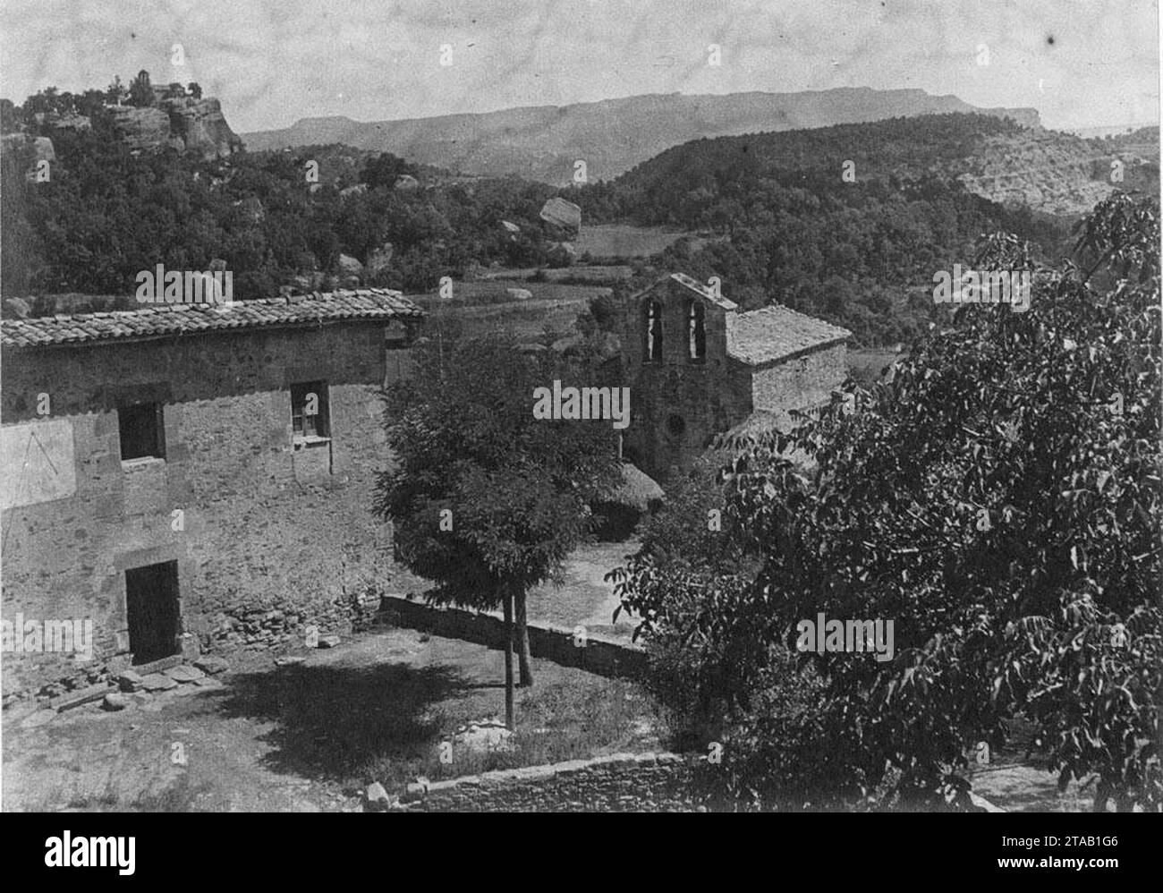 Vista del pati, façana amb rellotge de sol i església de la Pagesia de Savassona. Stock Photo