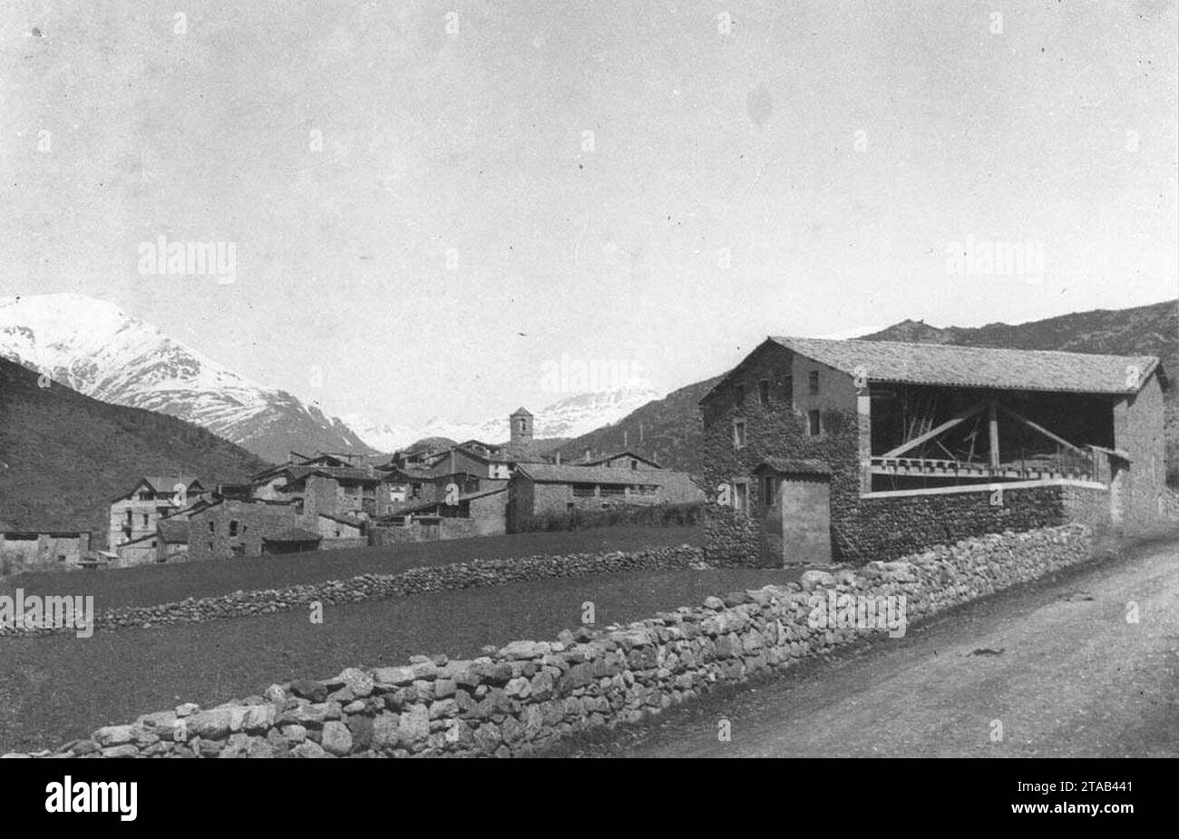 Vista general de la Pobleta de Bellveí amb una pallera en primer terme. Stock Photo