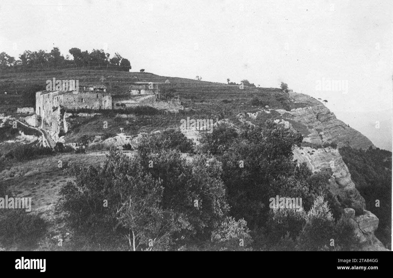 Vista general de Sant Llorenç i una masia al fons, a la dreta les Guilleries. Stock Photo