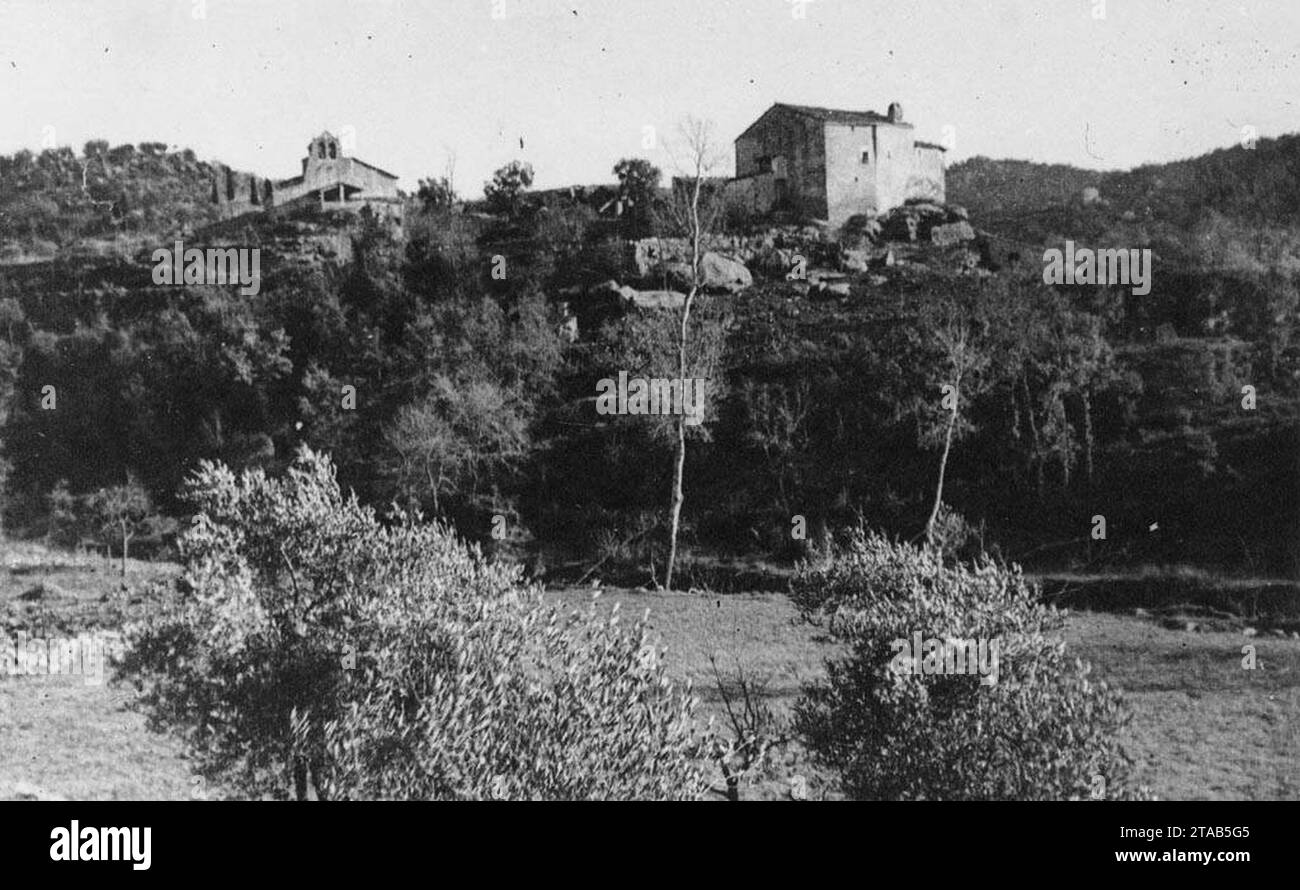 Vista general d'una casa i una església a Fontanet de Llanera. Stock Photo