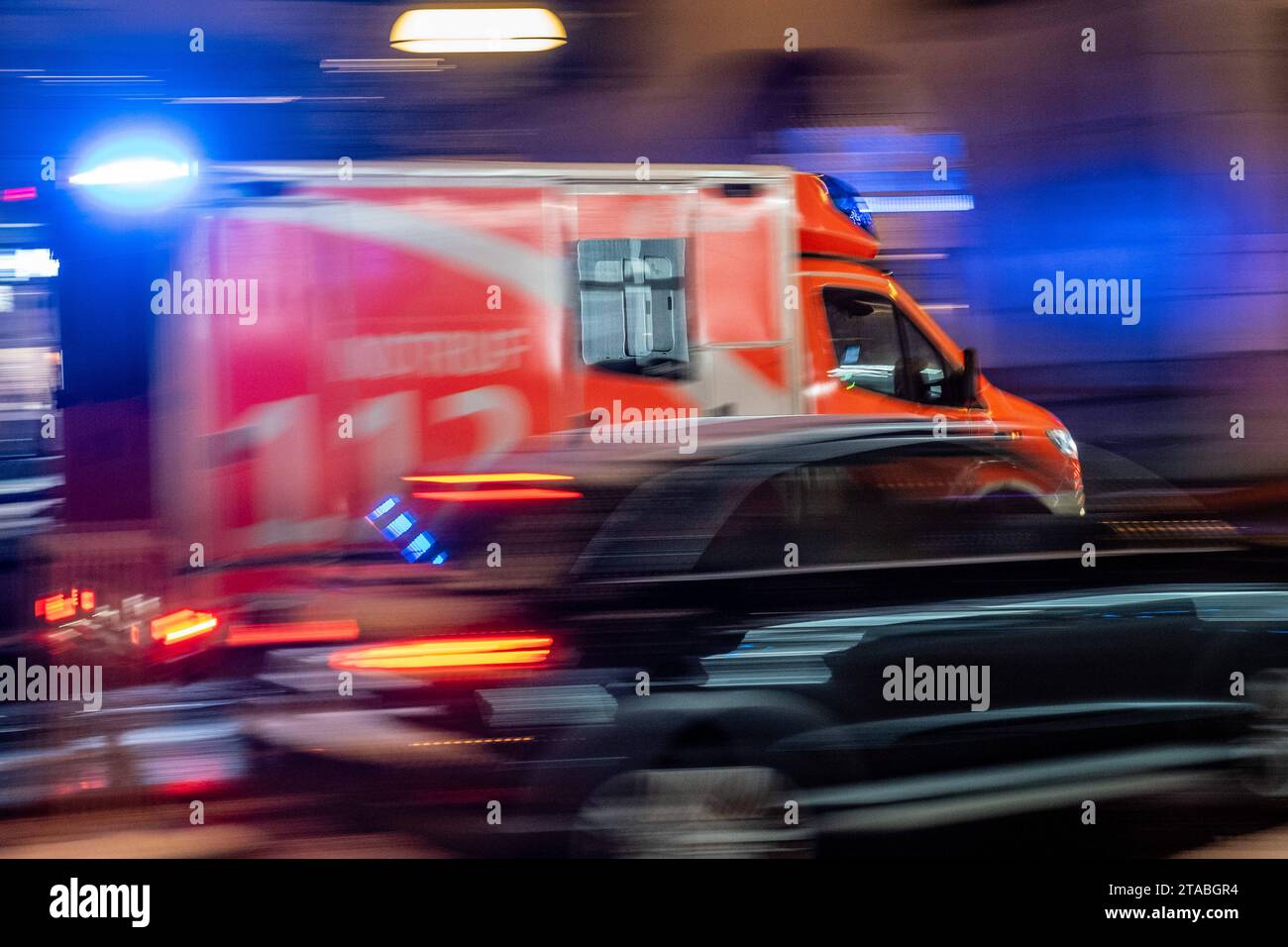 Krankenwagen mit Blaulicht und Martinshorn. (Photo by Alexander Pohl/Sipa  USA) Credit: Sipa USA/Alamy Live News Stock Photo - Alamy