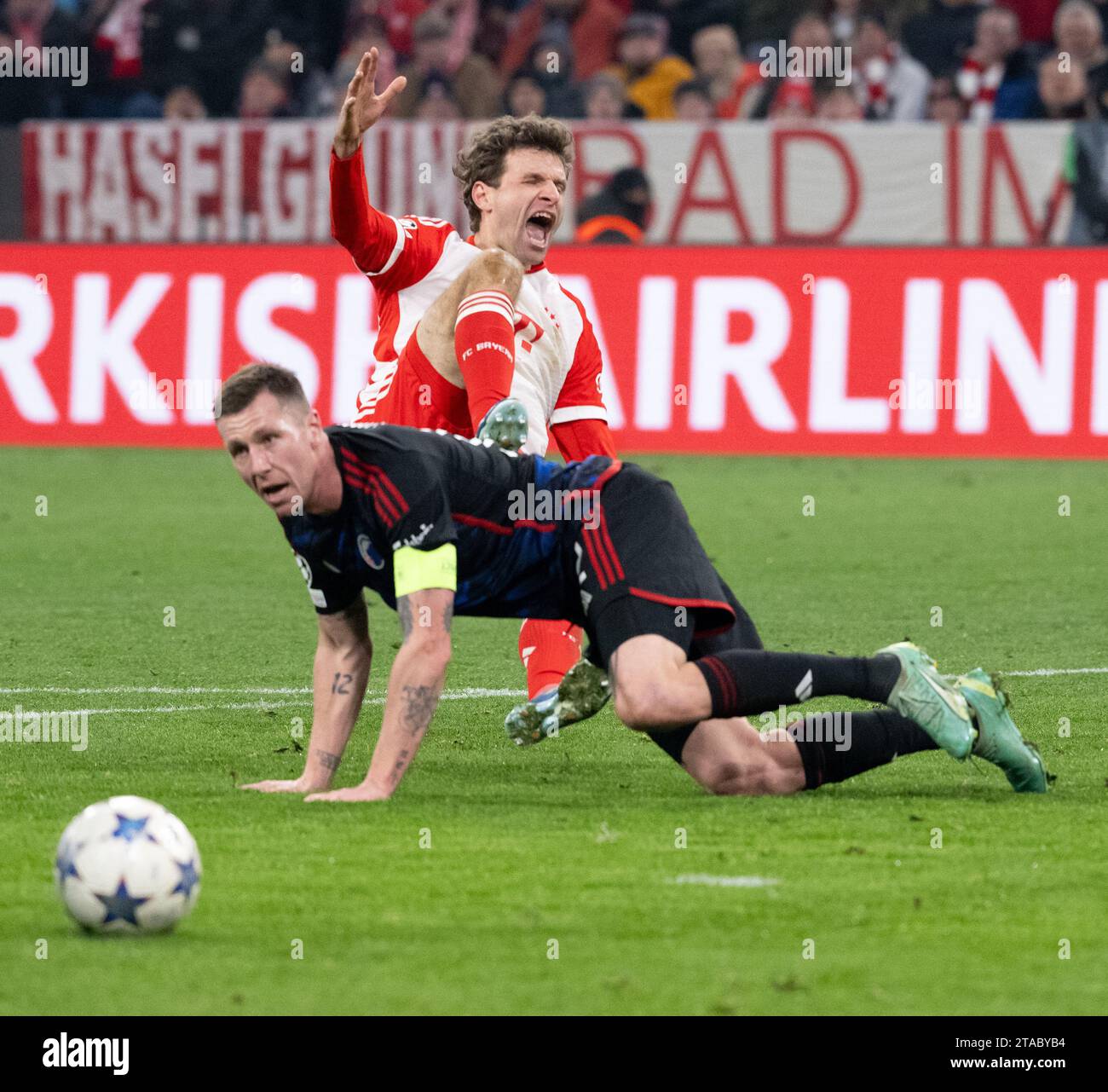 Munich, Germany. 29th Nov, 2023. Soccer: Champions League, Bayern Munich - FC Copenhagen, group stage, group A, matchday 5 at the Allianz Arena. Thomas Müller of Munich and Lukas Lerager of Copenhagen fight for the ball. Credit: Sven Hoppe/dpa/Alamy Live News Stock Photo