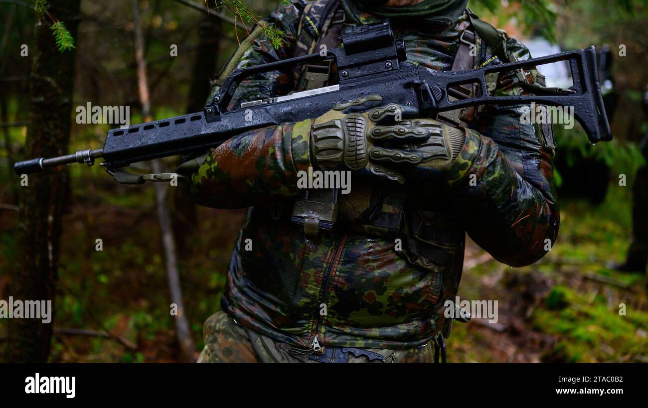 Breitenhees, Germany. 20th Nov, 2023. A Bundeswehr soldier holds a G36 assault rifle during an exercise. Credit: Philipp Schulze/dpa/Alamy Live News Stock Photo