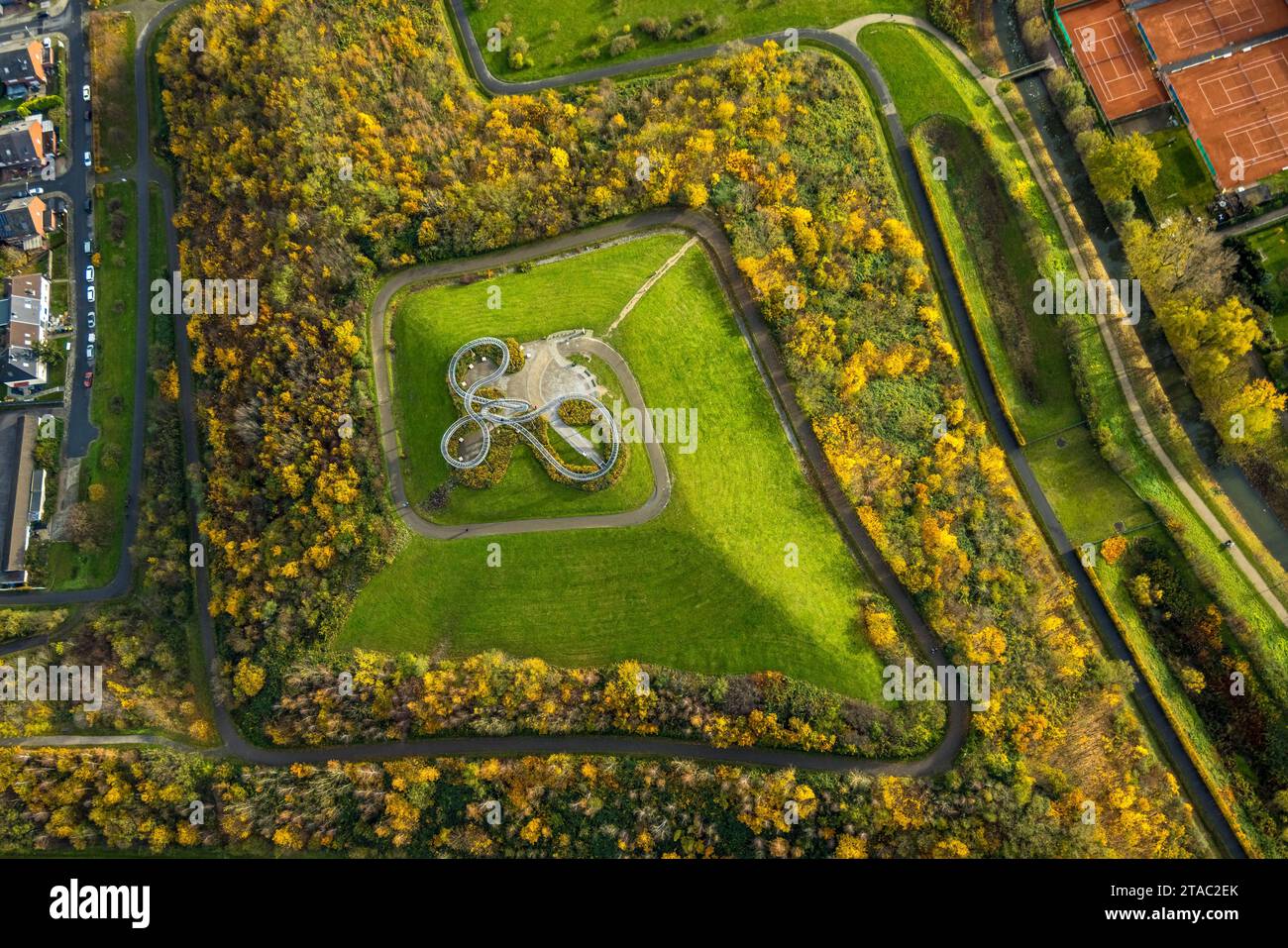 Luftbild, Tiger & Turtle - Kunstwerk Magic Mountain Sehenswürdigkeit, Park Heinrich-Hildebrand-Höhe, umgeben von herbstlichen Laubbäumen, Wanheim-Angerhausen, Duisburg, Ruhrgebiet, Nordrhein-Westfalen, Deutschland ACHTUNGxMINDESTHONORARx60xEURO *** Aerial view, Tiger Turtle artwork Magic Mountain sight, Park Heinrich Hildebrand Höhe, surrounded by autumnal deciduous trees, Wanheim Angerhausen, Duisburg, Ruhr area, North Rhine-Westphalia, Germany ACHTUNGxMINDESTHONORARx60xEURO Credit: Imago/Alamy Live News Stock Photo