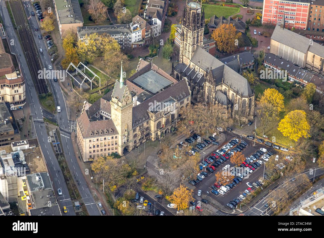 Luftbild, Rathaus und evang. Salvatorkirche, am Innenhafen, umgeben von herbstlichen Laubbäumen, Altstadt, Duisburg, Ruhrgebiet, Nordrhein-Westfalen, Deutschland ACHTUNGxMINDESTHONORARx60xEURO *** Aerial view, town hall and Salvator church, at the inner harbor, surrounded by autumnal deciduous trees, old town, Duisburg, Ruhr area, North Rhine-Westphalia, Germany ACHTUNGxMINDESTHONORARx60xEURO Credit: Imago/Alamy Live News Stock Photo