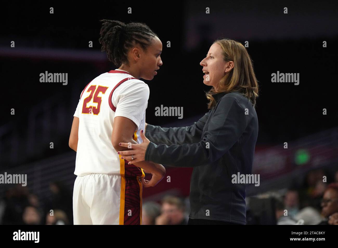 Southern California Trojans head coach Lindsay Gottlieb (right) talks ...