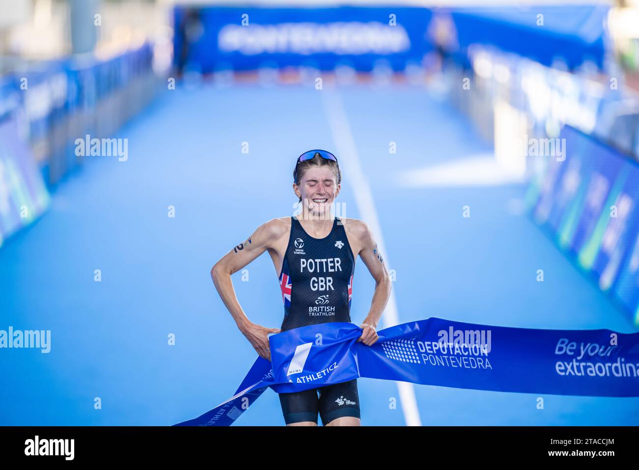 Beth Potter winning in Pontevedra in the 2023 World Triathlon ...