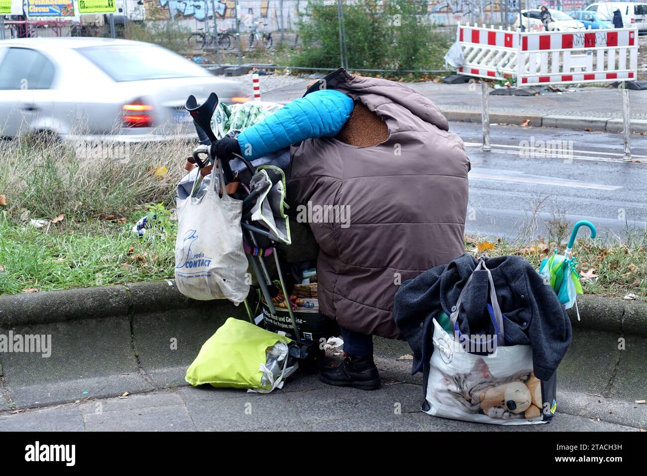 Symbol Obdachlosigkeit - Armut in der Hauptstadt - Berlin, Deutschland, GER, Germany, 27.11.2023 - Berlin-Mitte Ortsteil Wedding: Eine offensichtlich obdachlose Person mit ihren Habseligkeiten im Bereich des S-Bahnhofs Wedding. Immer mehr Menschen leben in Berlin ohne festen Wohnsitz auf der Straße. Der nahegelegene Leopoldplatz ist, wie auch die angrenzenden Straßen, ein beliebter Anlaufpunkt für die Alkohol- und Drogenszene. Seit geraumer Zeit trifft sich hier vermehrt auch die Crack-Szene. *** Symbol of homelessness Poverty in the capital Berlin, Germany, GER, Germany, 27 11 2023 Berlin Mit Stock Photo