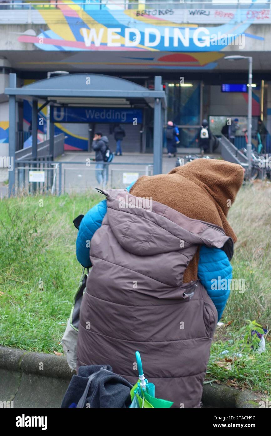 Symbol Obdachlosigkeit - Armut in der Hauptstadt - Berlin, Deutschland, GER, Germany, 27.11.2023 - Berlin-Mitte Ortsteil Wedding: Eine offensichtlich obdachlose Person mit ihren Habseligkeiten im Bereich des S-Bahnhofs Wedding. Immer mehr Menschen leben in Berlin ohne festen Wohnsitz auf der Straße. Der nahegelegene Leopoldplatz ist, wie auch die angrenzenden Straßen, ein beliebter Anlaufpunkt für die Alkohol- und Drogenszene. Seit geraumer Zeit trifft sich hier vermehrt auch die Crack-Szene. *** Symbol of homelessness Poverty in the capital Berlin, Germany, GER, Germany, 27 11 2023 Berlin Mit Stock Photo