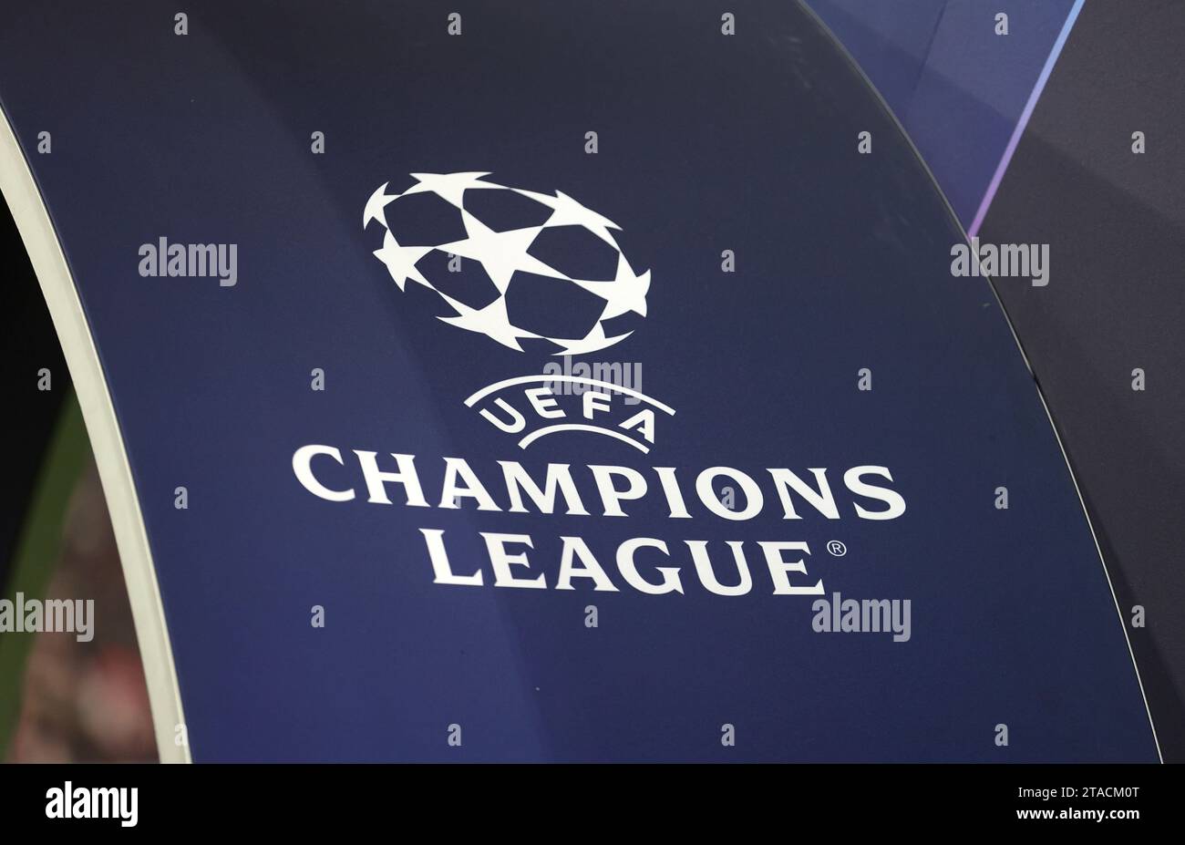 Hier das logo der uefa champions league an einem torbogen hires stock