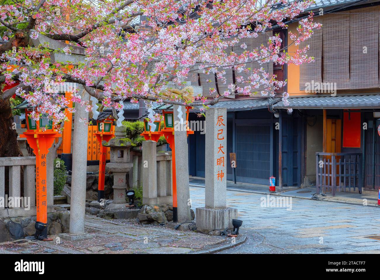 Tatsumi jinja shrine hi-res stock photography and images - Alamy