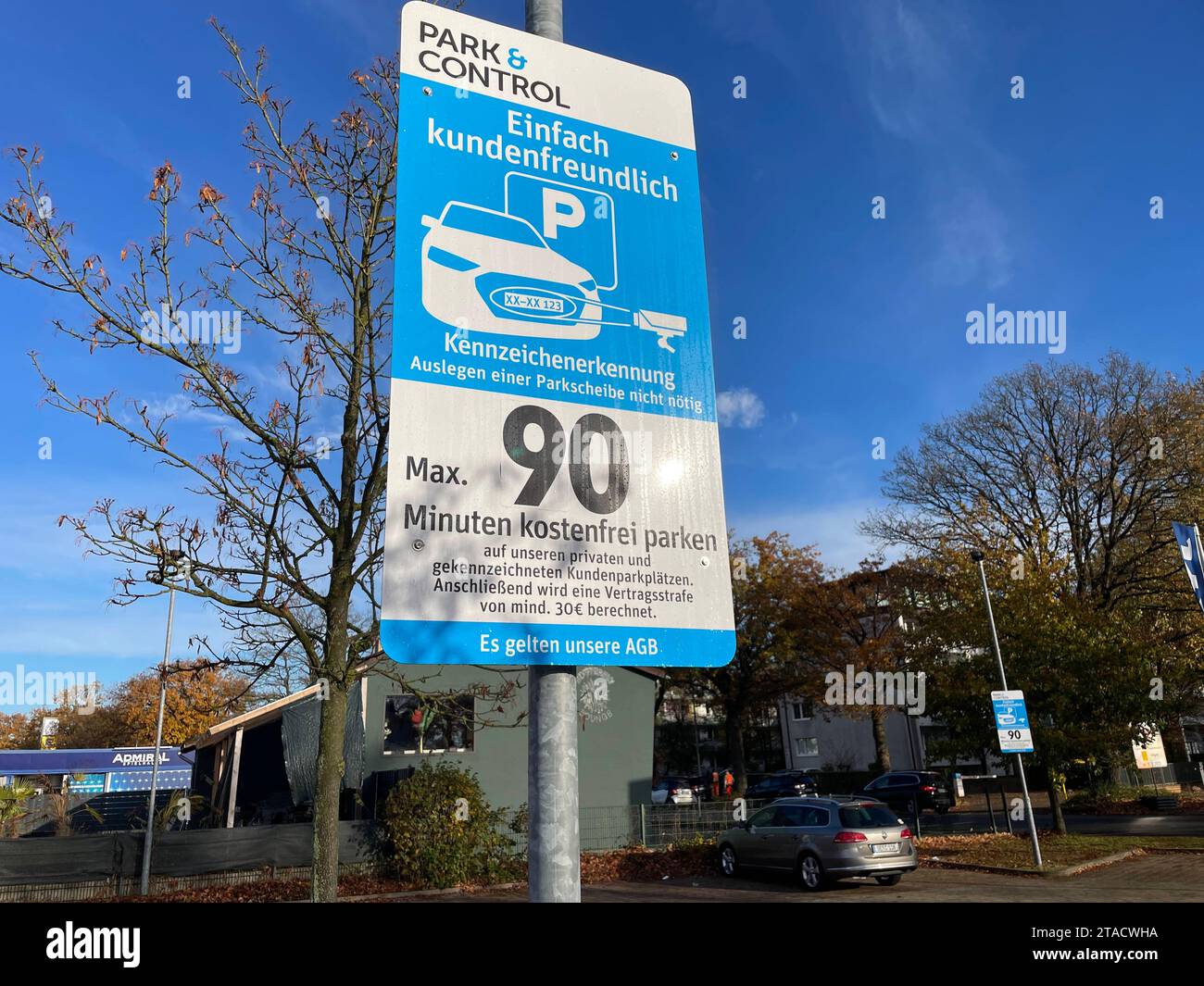 Park&Control System auf einem Supermarktparkplatz von Lidl 30.11.2023 *** Park Control System on