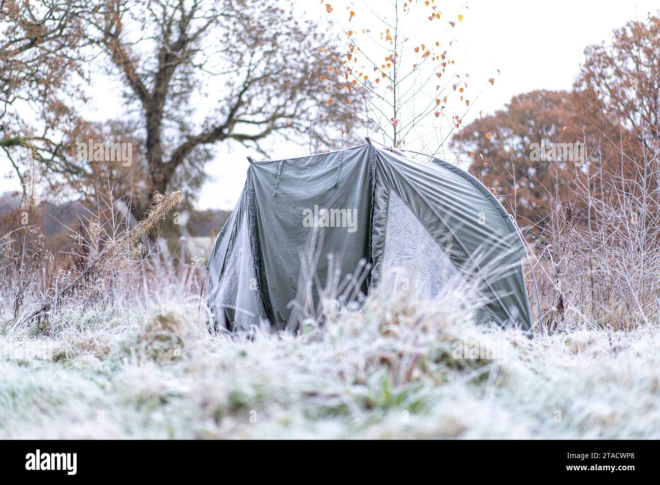 Kidderminster, UK. 30th November, 2023. UK weather: a harsh freeze hits the Midlands this morning leaving a crisp white frost across the ground. Some people struggle to keep warm as winter approaches with only meagre accommodation to keep the cold out. Credit: Lee Hudson/Alamy Live News Stock Photo