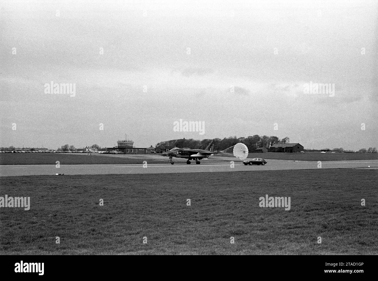 1971 Jaguar E-type Series 3, V12 engine, WHP 205J, with RAF Sepecat prototype Jaguar fighter aircraft landing Stock Photo