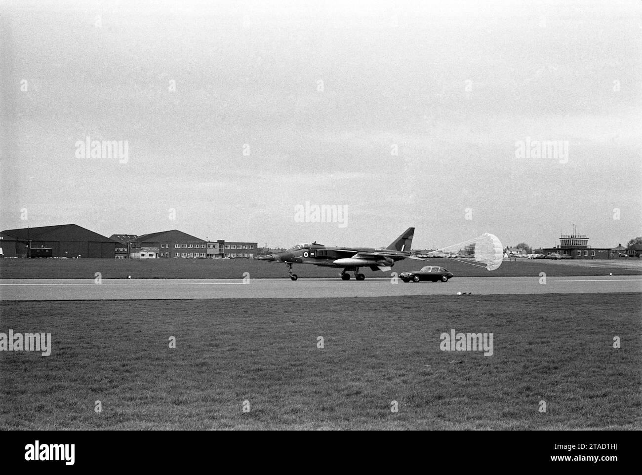 1971 Jaguar E-type Series 3, V12 engine, WHP 205J, with RAF Sepecat prototype Jaguar fighter aircraft landing Stock Photo