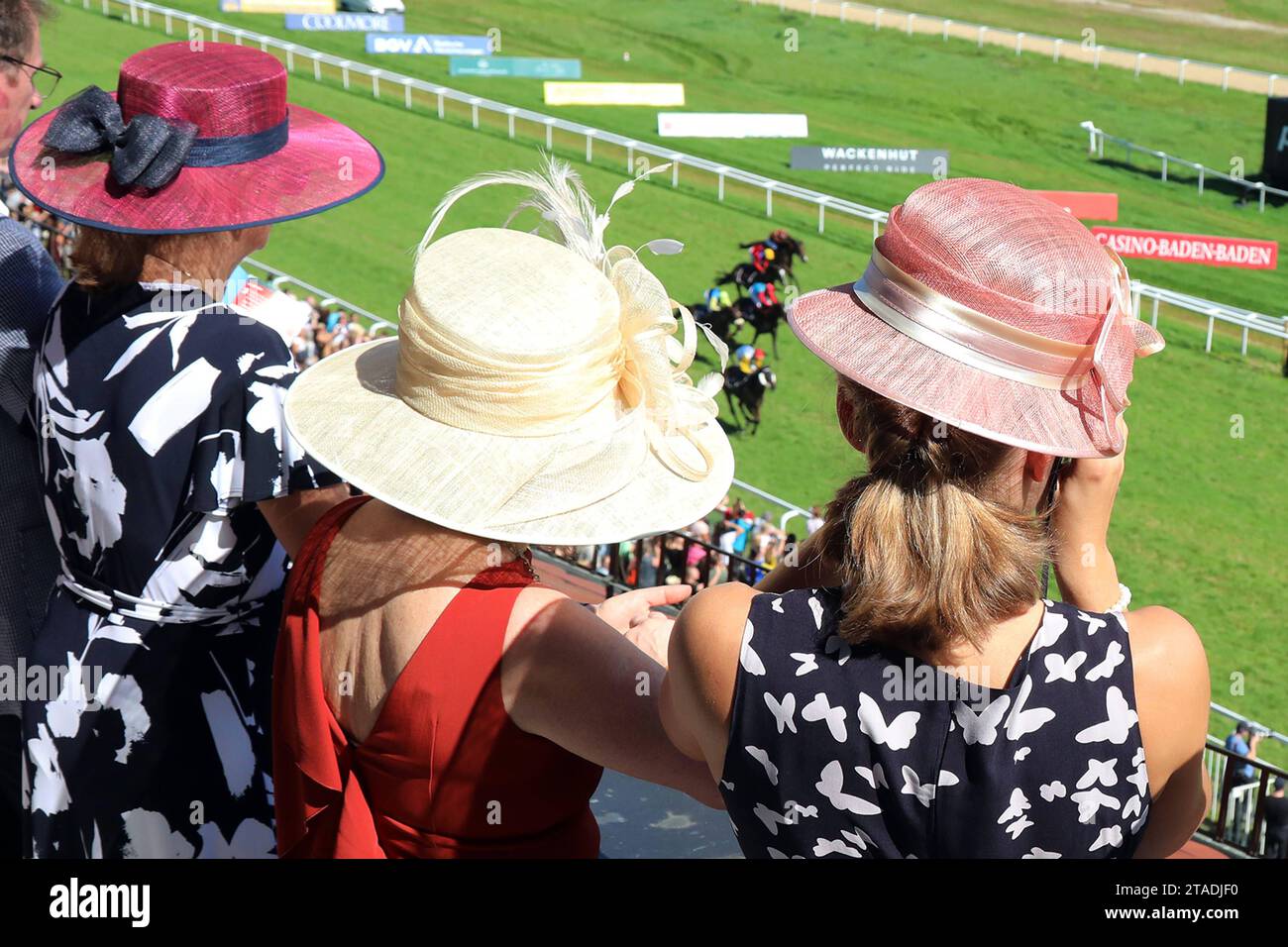 02.09.2023, Iffezheim, Baden-Wuerttemberg, GER - Frauen mit Hut beim Pferderennen. 30-40 Jahre, aussen, Aussenaufnahme, Baden-Wuerttemberg, deutsch, Deutschland, Draufsicht, elegant, Eleganz, Europa, europaeisch, Fashion, Frauen, Freiluftveranstaltung, Galopp, Galopprennen, Galopprennsport, Gesellschaft, Huete, Hut, Iffezheim, Jockeys, Kaukasierin, kaukasisch, Menschen, Mode, modisch, Personen, Pferde, Pferderennen, Pferderennsport, QF, Querformat, Reiter, Rueckansicht, Sportveranstaltung, Vogelperspektive, Westeuropa 230902D808IFFEZHEIM.JPG *** 02 09 2023, Iffezheim, Baden Wuerttemberg, GER W Stock Photo