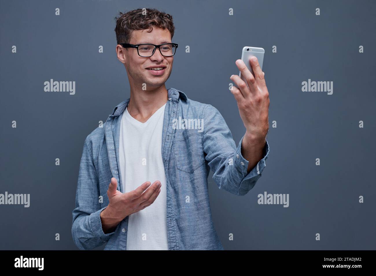 Man holds smartphone selfie hi-res stock photography and images - Alamy