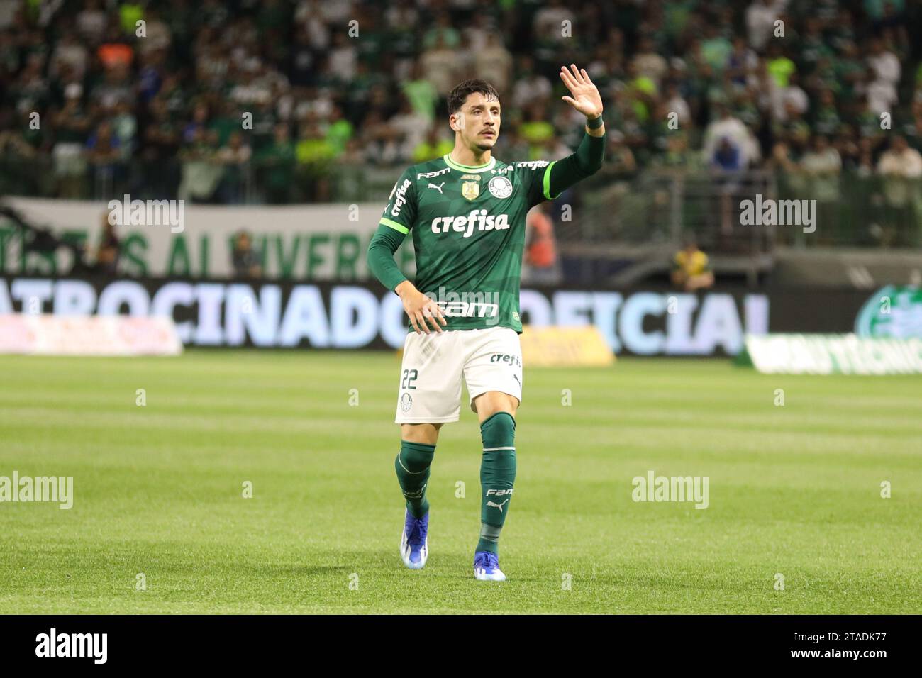 Piquerez of Palmeiras drives the ball the ball during a match