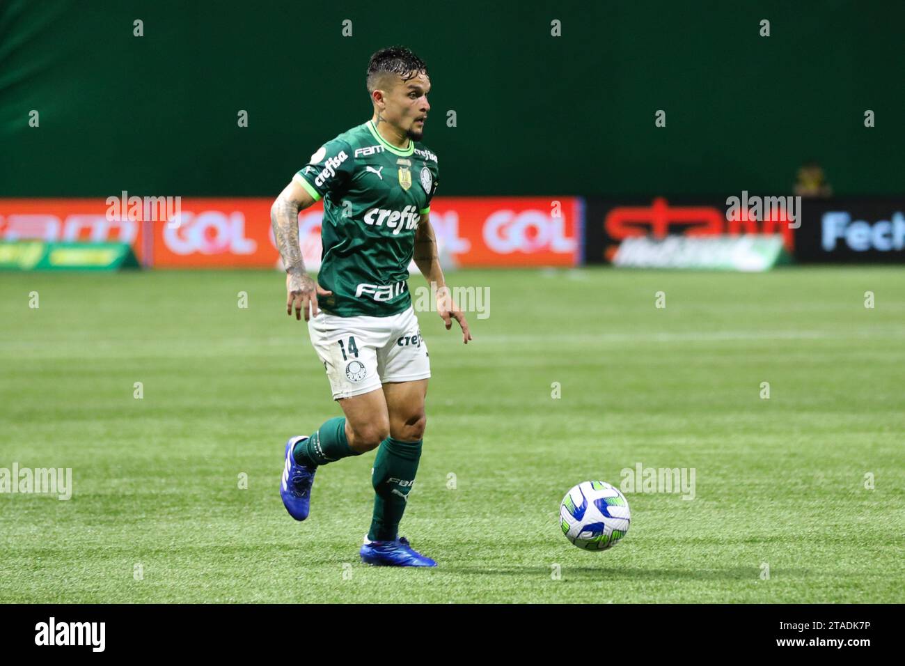 Piquerez of Palmeiras drives the ball the ball during a match