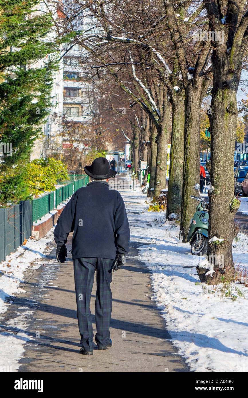 30.11.2023, Berlin, ein Mann mit Hut läuft auf dem Gehweg. *** 30 11 2023, Berlin, a man with a hat is walking on the sidewalk Credit: Imago/Alamy Live News Stock Photo