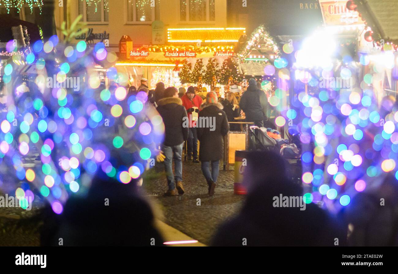  Foto zu Hildesheim, Germany. 30th Nov, 2023. Visitors walk through the 