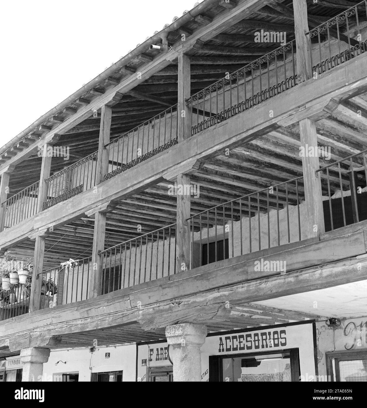 GALERIA PORTICADA Y BALCONADA DE MADERA DE UN EDIFICIO DE LA PLAZA MAYOR O PLAZA DE SEGOVIA DE NAVALCARNERO - SIGLO XVII. Location: EXTERIOR. NAVALCARNERO. MADRID. SPAIN. Stock Photo