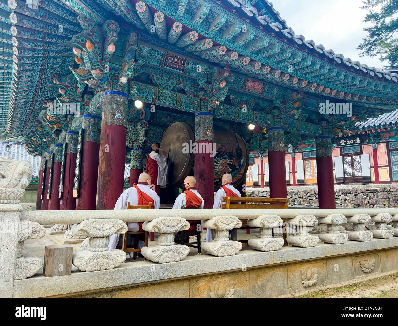 South Korea, South Gyeongsang (Gyeongsangnam do), Gayasan, drum ceremony performed by monks before evening prayer at the important Buddhist temple of Haeinsa listed as a UNESCO world heritage site Stock Photo