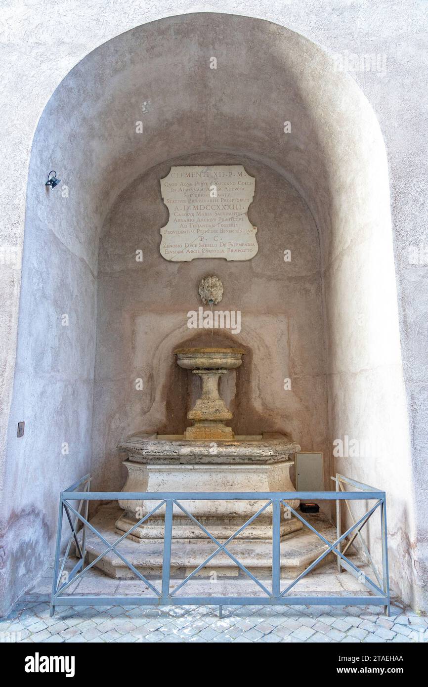 fountain inserted in the castle of santo angelo with arch format, fountain of the bees. 18 th century, Rome Stock Photo