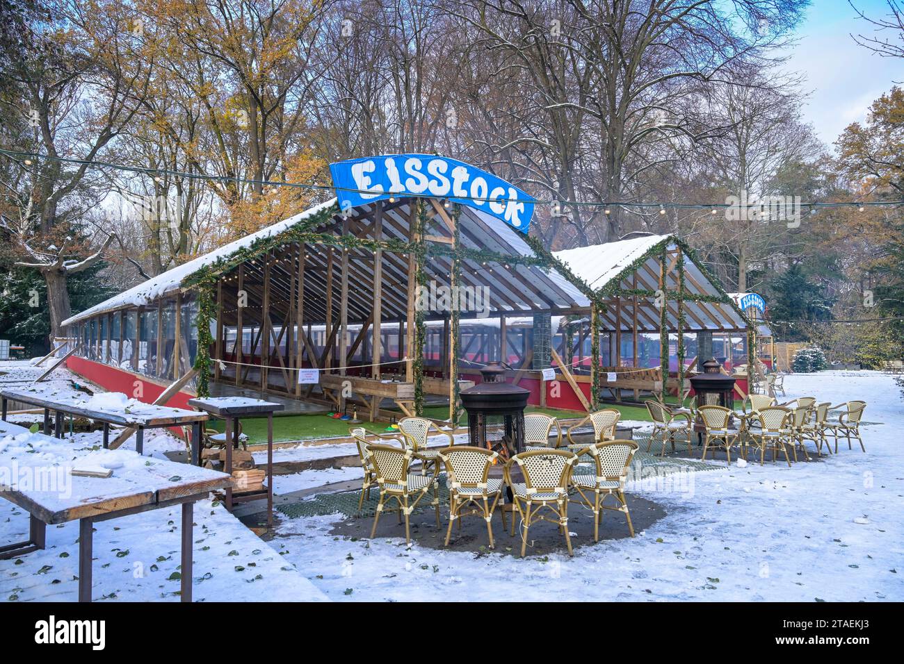 Eisstock Anlage, Café am Neuen See, Winter, Schnee, Park, Großer Tiergarten, Tiergarten, Mitte, Berlin, Deutschland Stock Photo