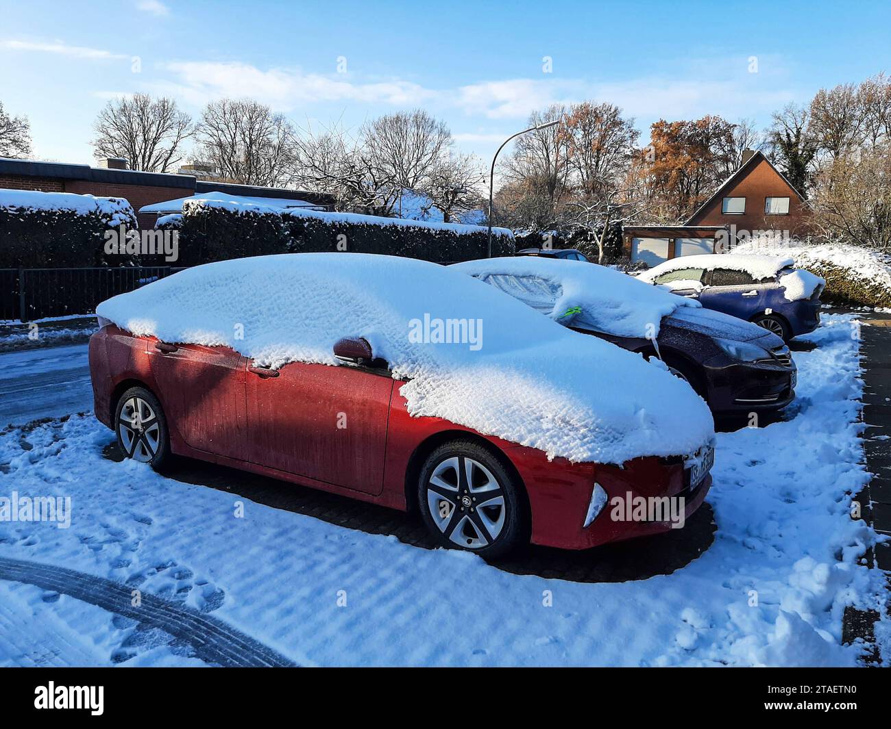 Das Auto ist auf einer Winterstraße mit einer Schutzhaube versehen. Schützt  das Fahrzeug vor Schnee und Eis Stockfotografie - Alamy