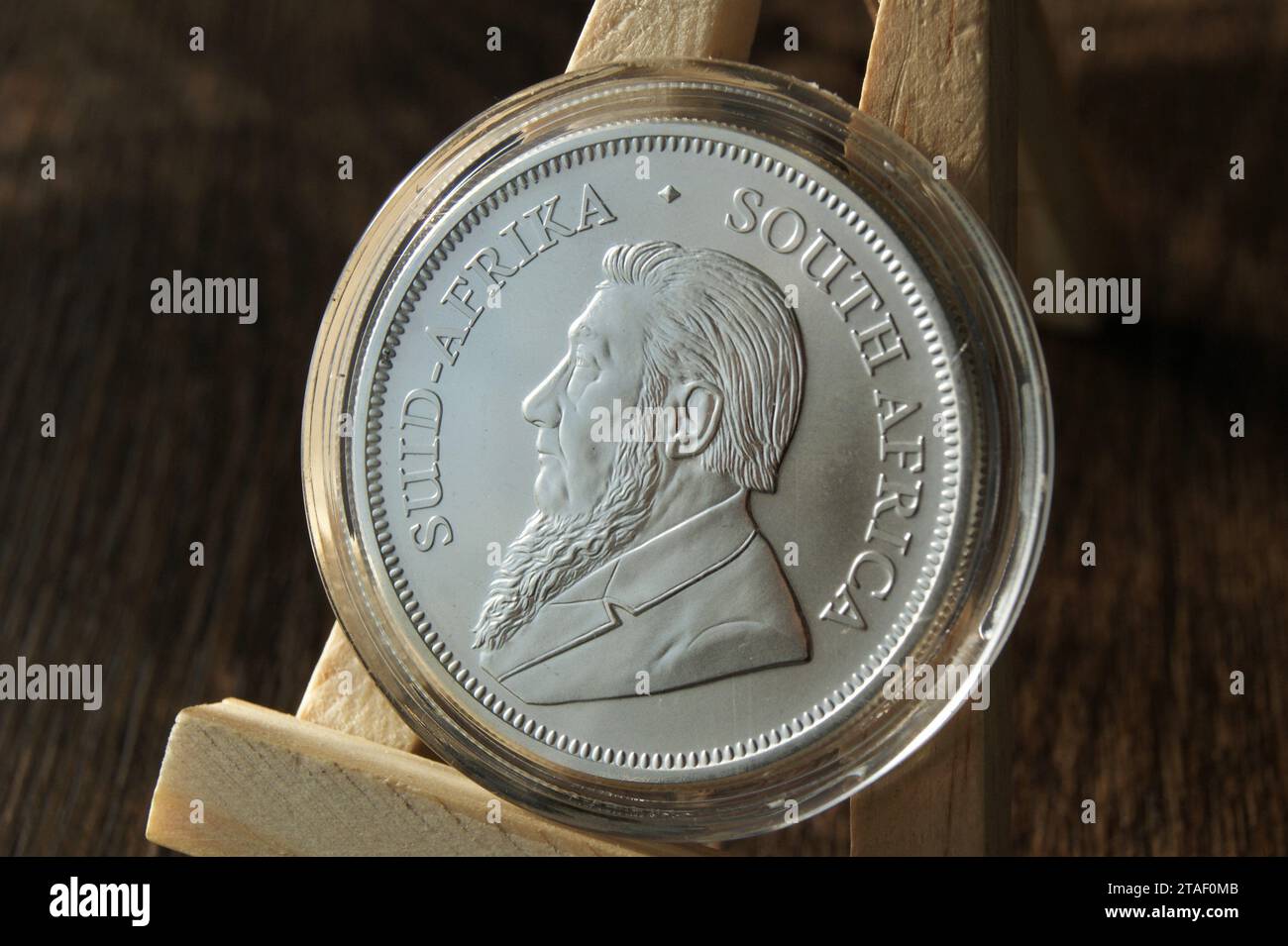 South african one rand coin hi-res stock photography and images - Alamy, image size:1300x955