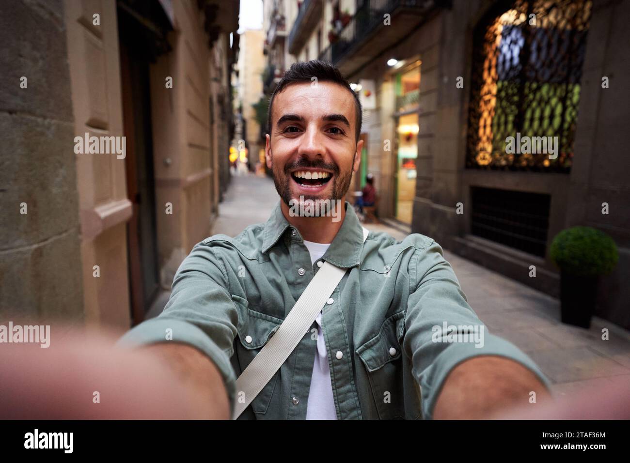 Man taking smartphone selfie hi-res stock photography and images - Alamy