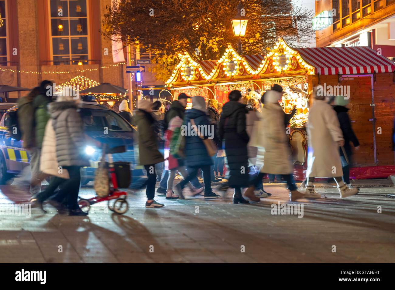 Polizeistreife in der Vorweihnachtszeit, Weihnachtsmarkt in der Innenstadt von Essen, Kettwiger Straße, NRW, Deutschland, Weihnachtsmarkt Essen *** Police patrol in the pre-Christmas period, Christmas market in the city center of Essen, Kettwiger Straße, NRW, Germany, Christmas market Essen Credit: Imago/Alamy Live News Stock Photo