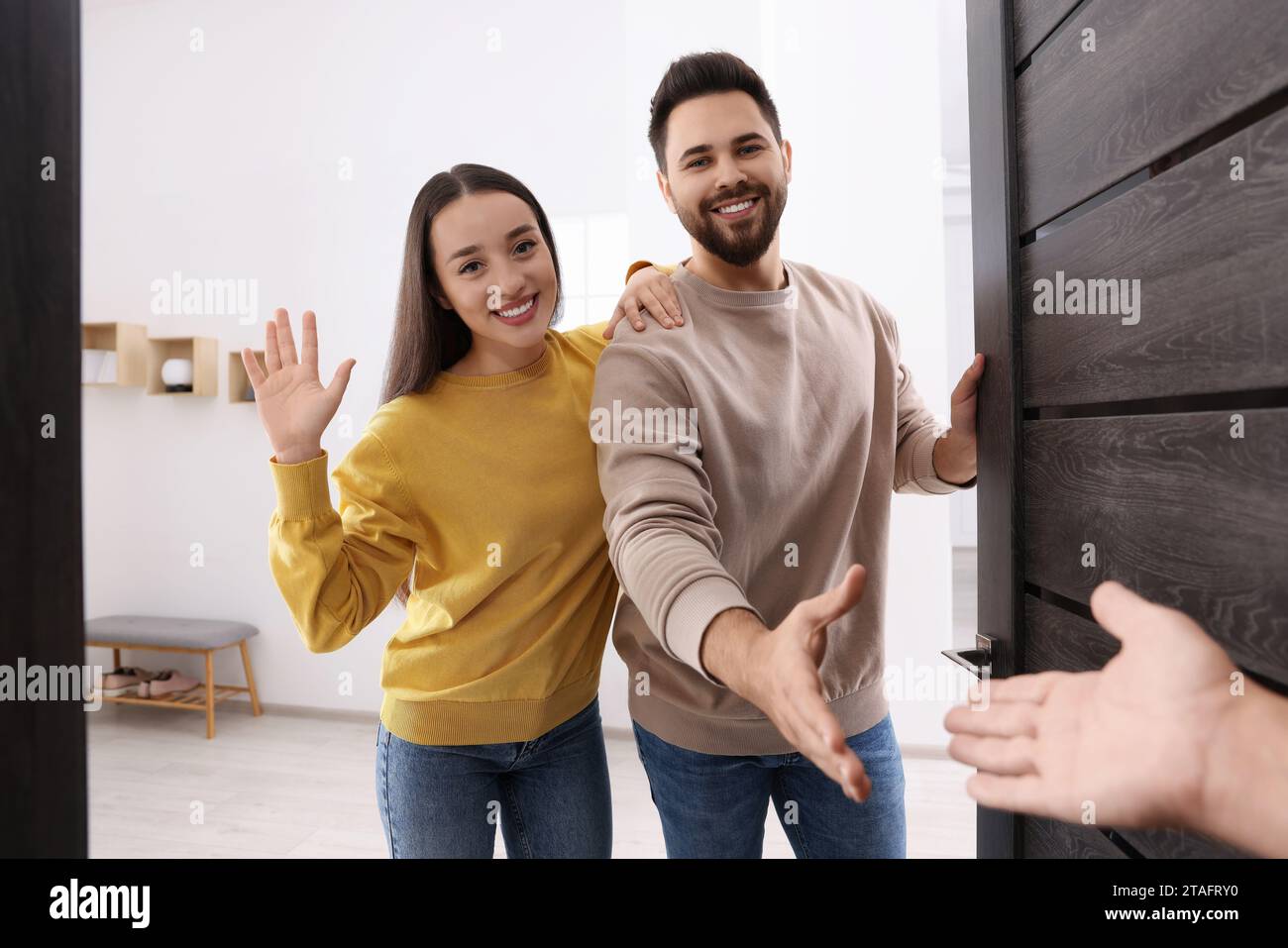 Waving couple door hi-res stock photography and images - Alamy